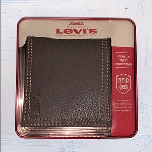 Levi’s Fold-over Wallet